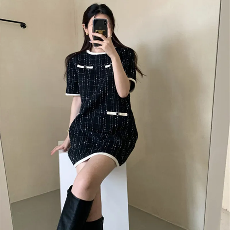 Женское платье в клетку с круглым вырезом и завышенной талией