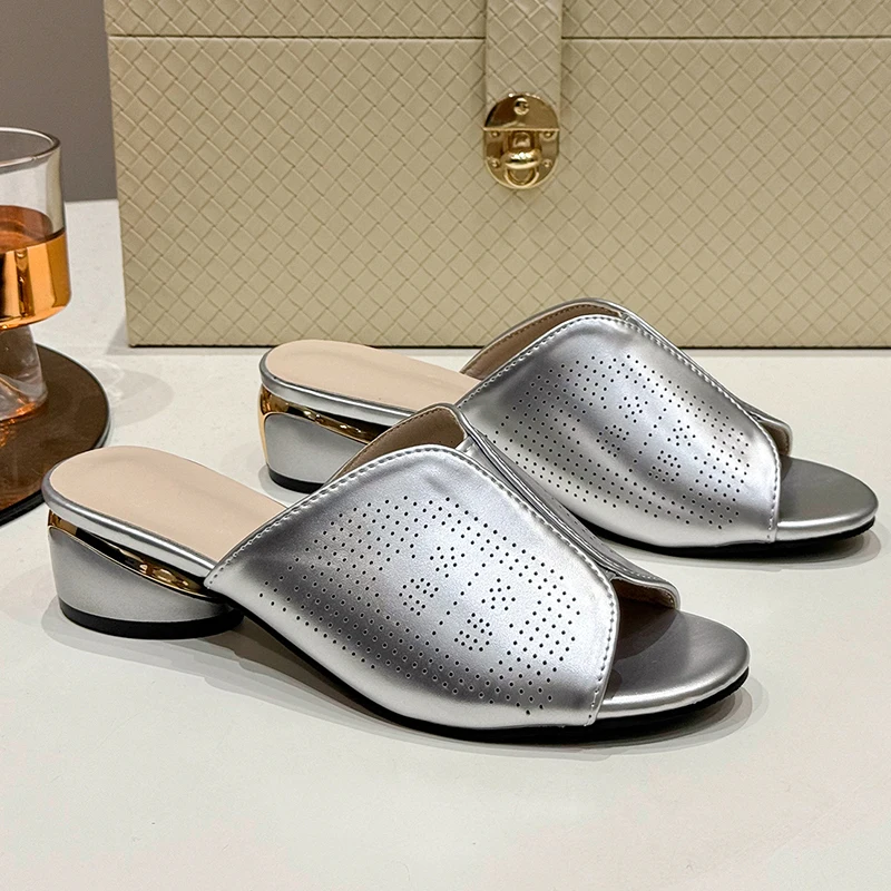 Женские шлепанцы на квадратном каблуке