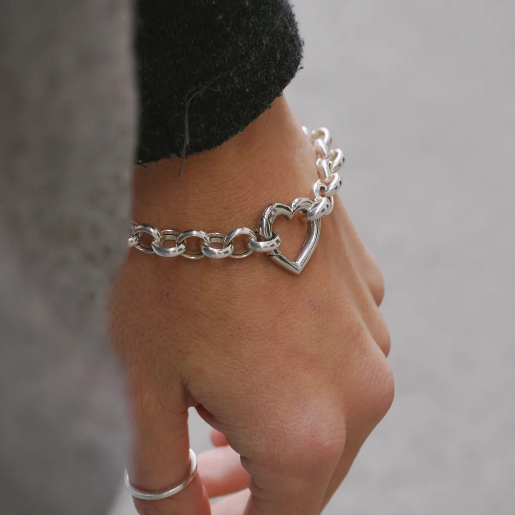 Крупный серебряный браслет в форме сердца искусственная кожа застежка