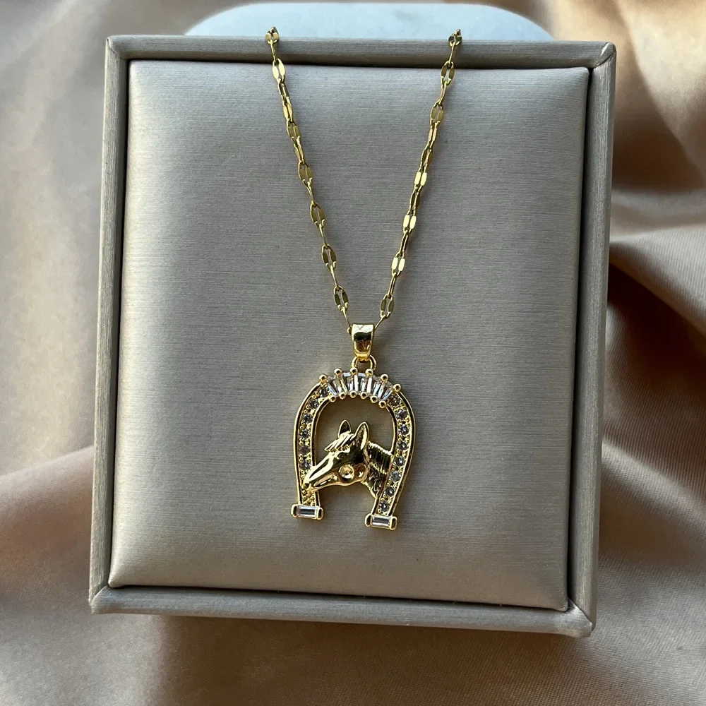 Ожерелье U-образное с позолоченным кулоном в форме подковы