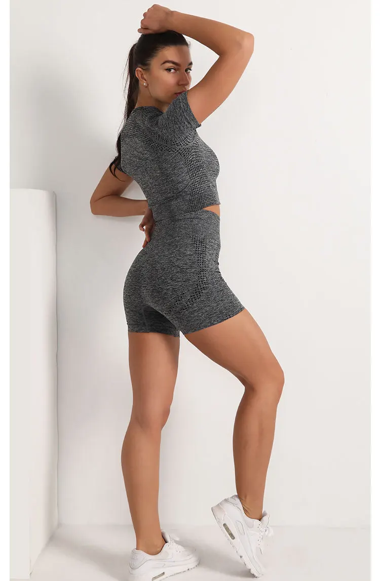 Женский спортивный костюм из двух предметов однотонный укороченный топ и