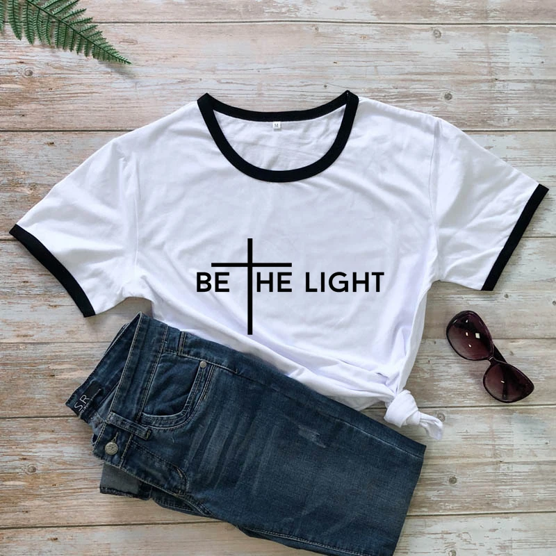

Женская Винтажная Футболка с принтом «Be The Light»