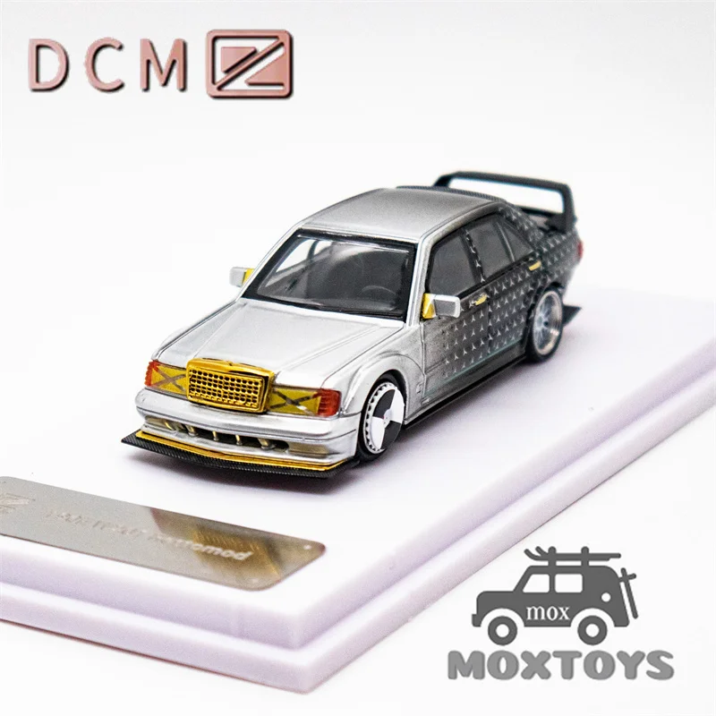 DCM 1:64 190E Звезда Серебряная литая модель автомобиля