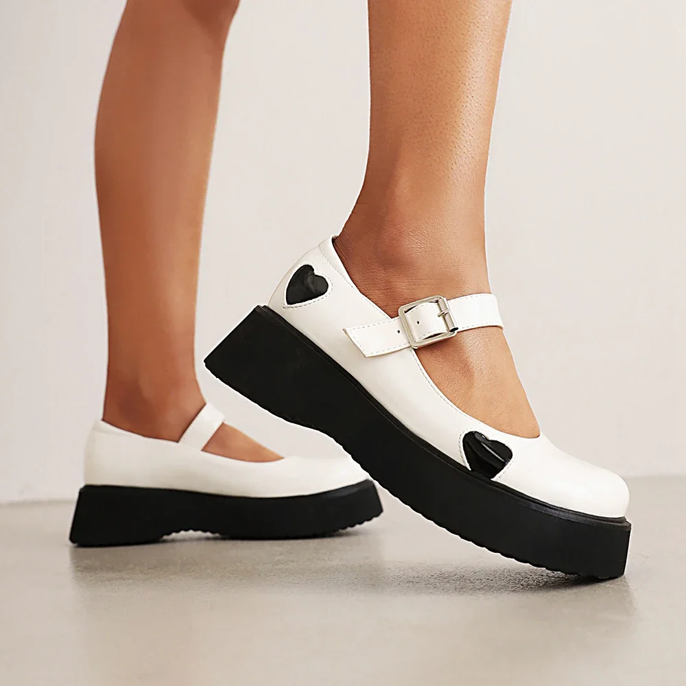 Женские туфли-лодочки из блестящей лакированной кожи с металлической пряжкой и