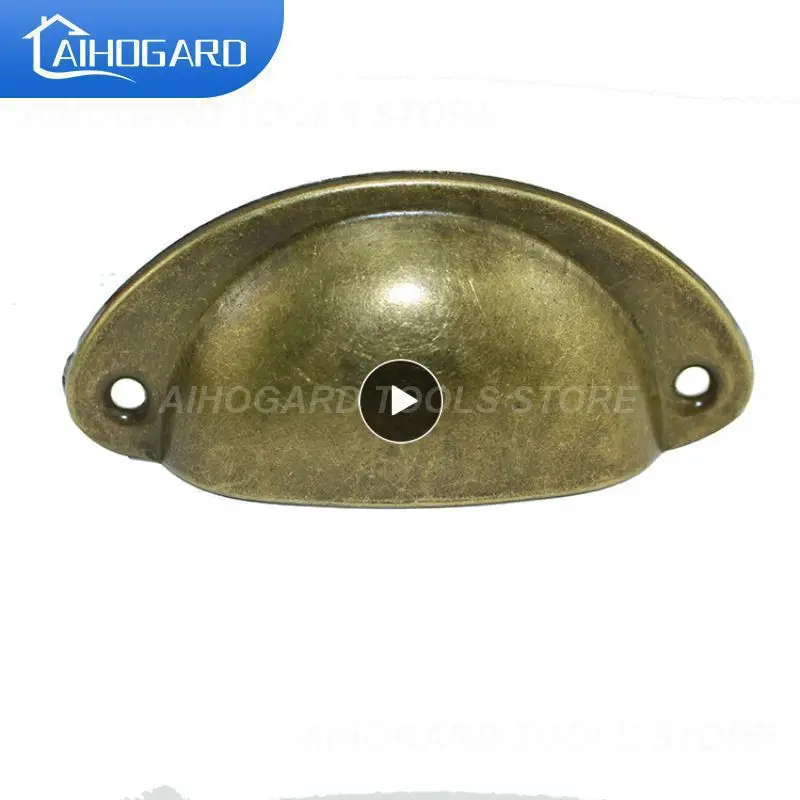 

Металлическая ручка для двери в стиле ретро