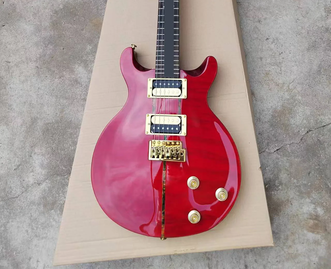 

Электрогитара Ome красного и золотого цвета