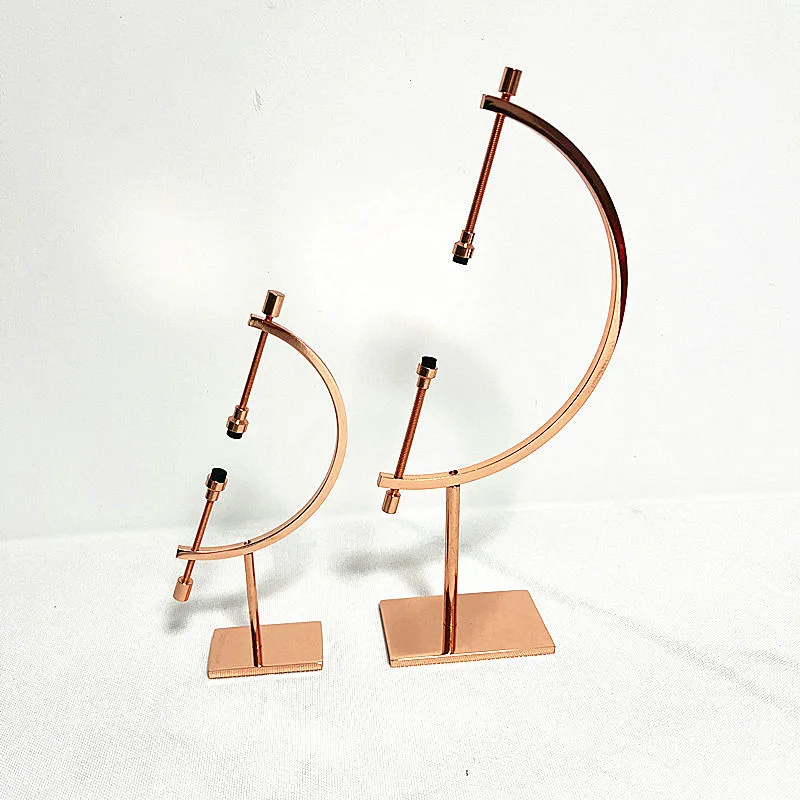 

Золотой хрустальный шар на металлической подставке