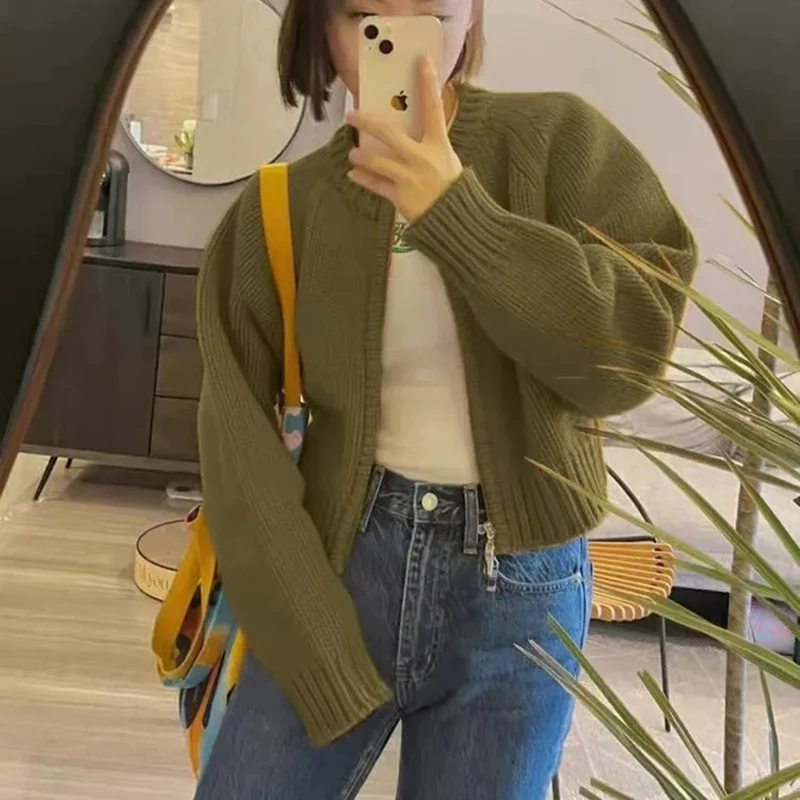 Рисунок 2 - Однотонный вязаный кардиган