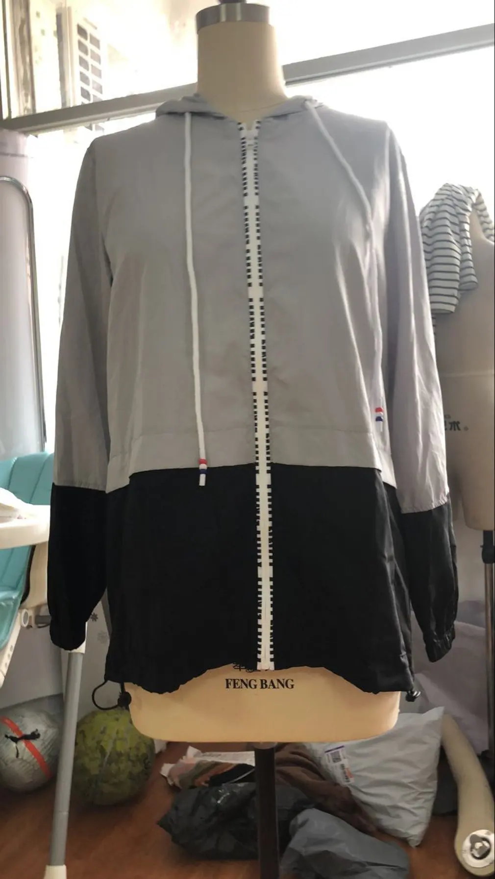 

Fashion Simple Women's Casual Raincoat Long Sleeve Stitching Zipper Top Ladies Sports Hooded Raincoat