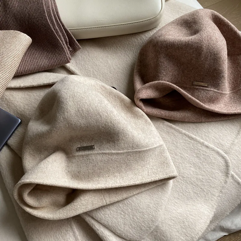 Шапка-бини женская из шерсти и кашемира мягкая теплая шапка с защитой ушей