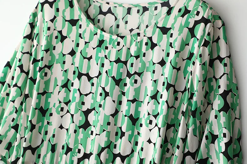 Женское свободное платье до колен зеленое из натурального шелка с принтом