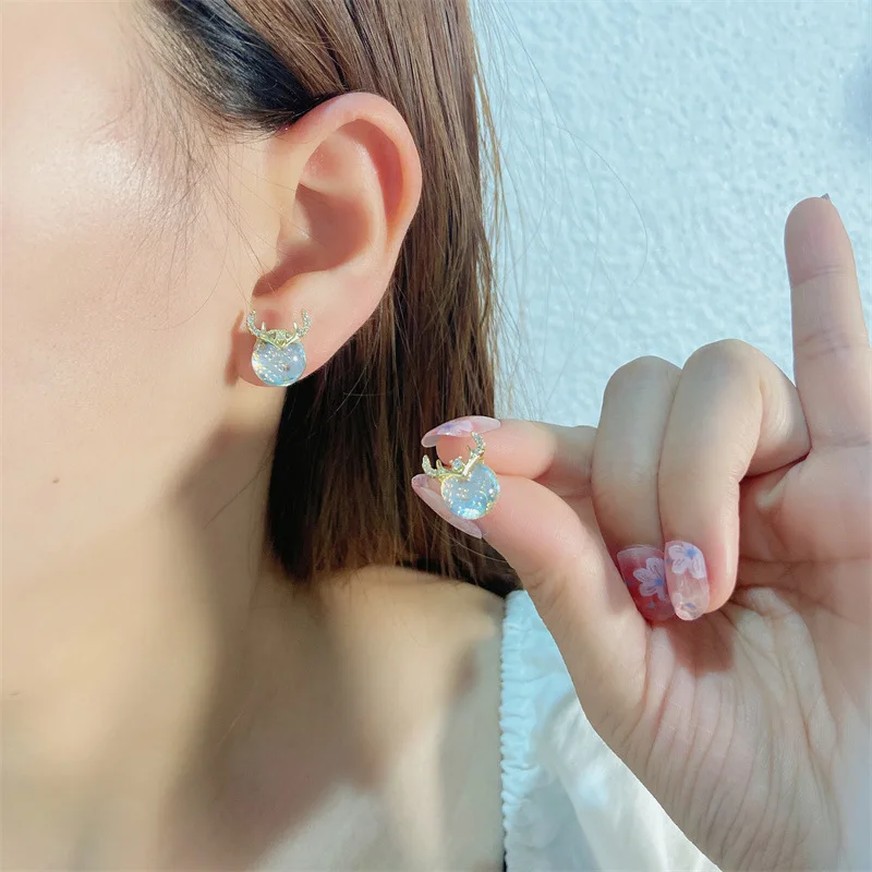 

2023 Small Design Simple Cute Elk Earrings Fashion Super Fairy Small Fresh Temperament Lady Ear Accessories Wholesale
