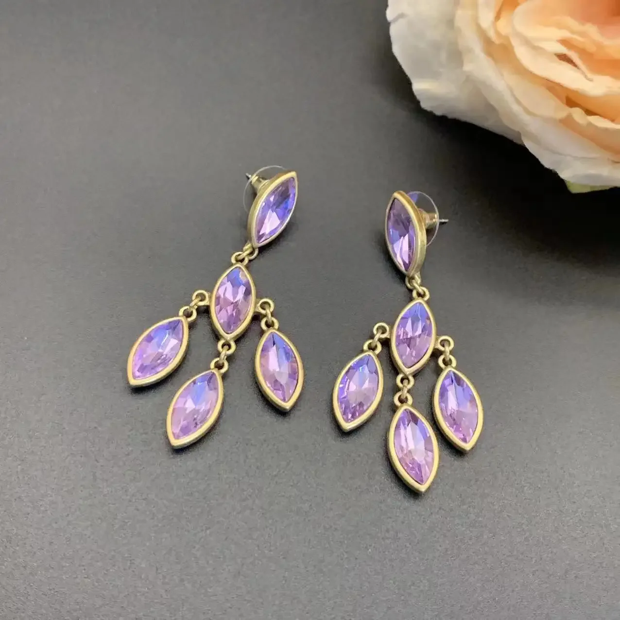 Фиолетовые стеклянные серьги-подвески