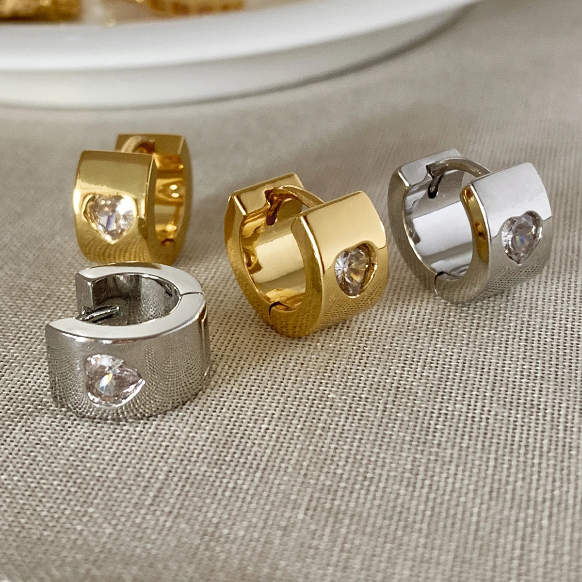 

Timeless Wonder Fancy Zirconia Heart Geo Hoop Earrings for Women Jewelry Punk Designer Gothic Boho Rare Fancy Gift Runway 2313