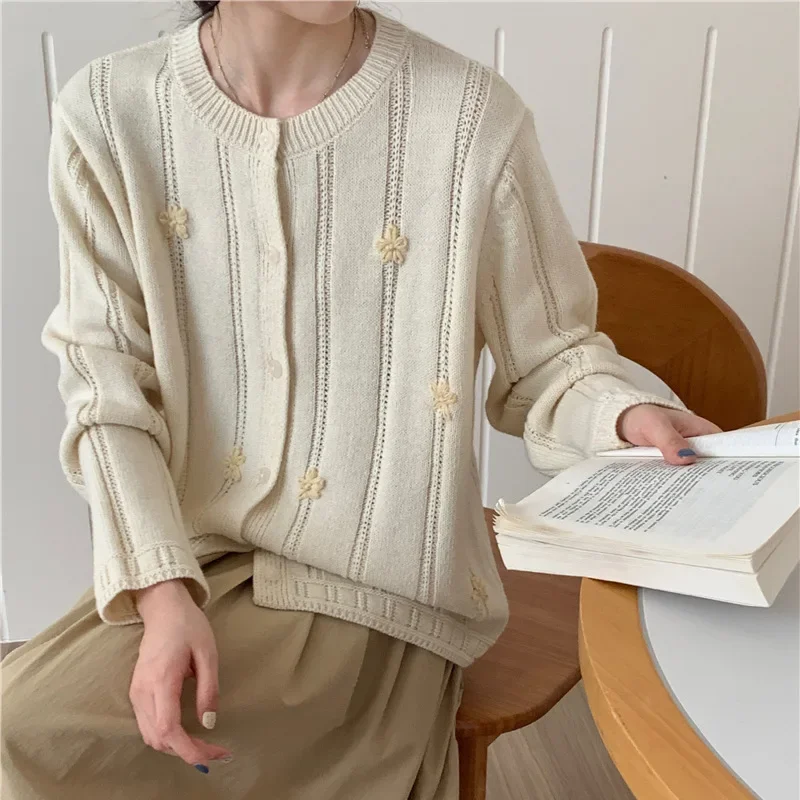 Нежный стиль вязаный топ с цветочной вышивкой осень-зима 2024 новый простой свитер