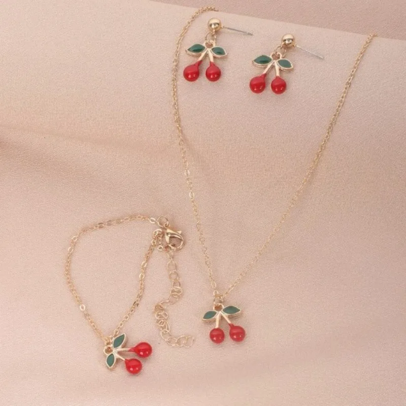 Ожерелье и серьги с подвеской в виде красной вишни
