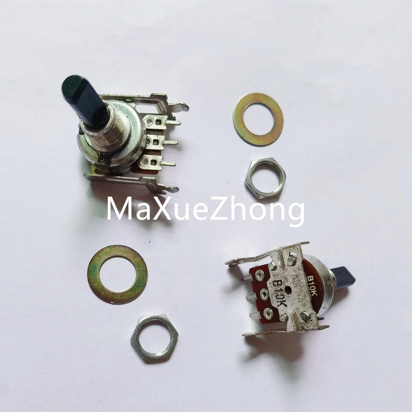Оригинальный новый 100% 161 потенциометр 3-контактный вертикальный одиночный с кронштейном B10K длиной вала 20 мм (ПЕРЕКЛЮЧАТЕЛЬ) вкл.