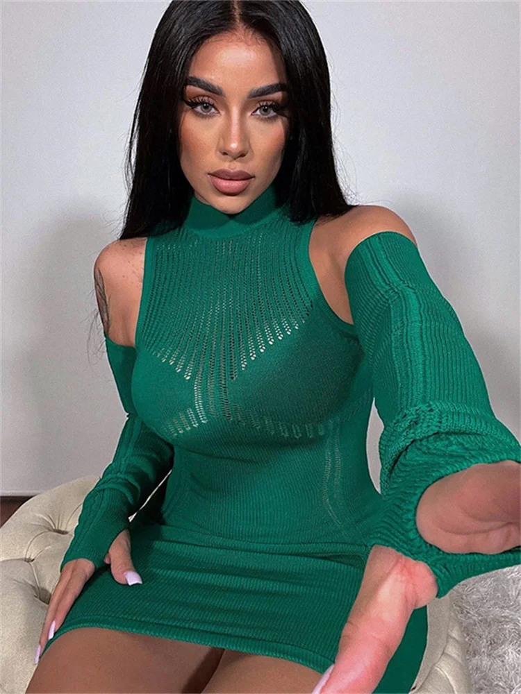 

Женское Короткое трикотажное платье с открытыми плечами и длинным рукавом