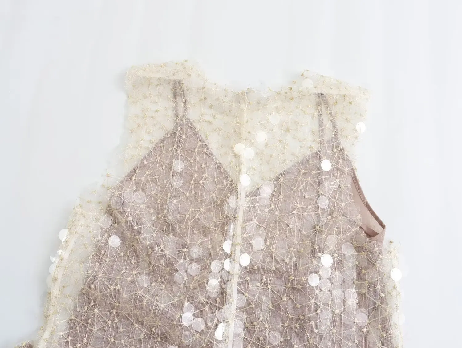 Женское платье средней длины с блестками