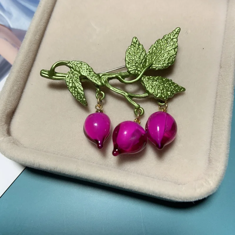 

Creative Vintage Enamel Drip Glaze Cherry Pin Brooches for Women Exquisite Temperament Fruit Pins Fashion Jewelry Accessories