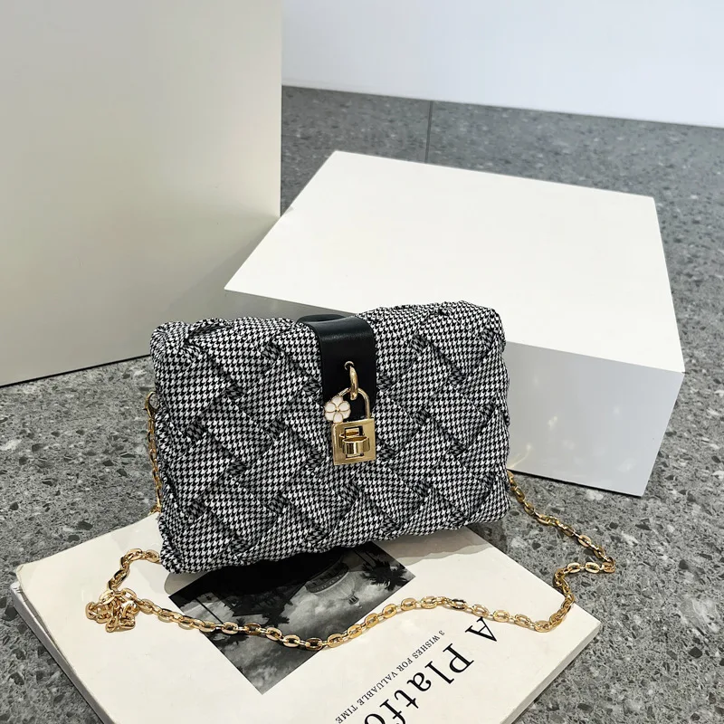 

Женская сумка-клатч с рисунком «гусиная лапка»