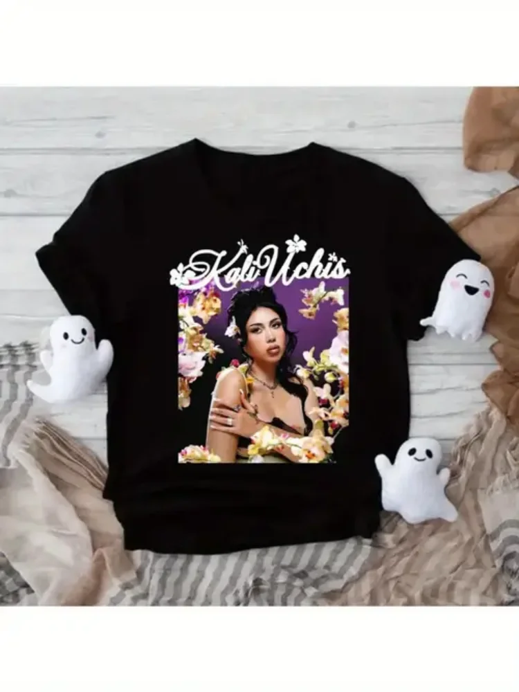Фото Хлопковая футболка Kali Uchis с графическим принтом для мужчин и женщин — ультрамягкая, дышащая, влагоотводящая повседневная футболка с цветочным принтом Desi №1