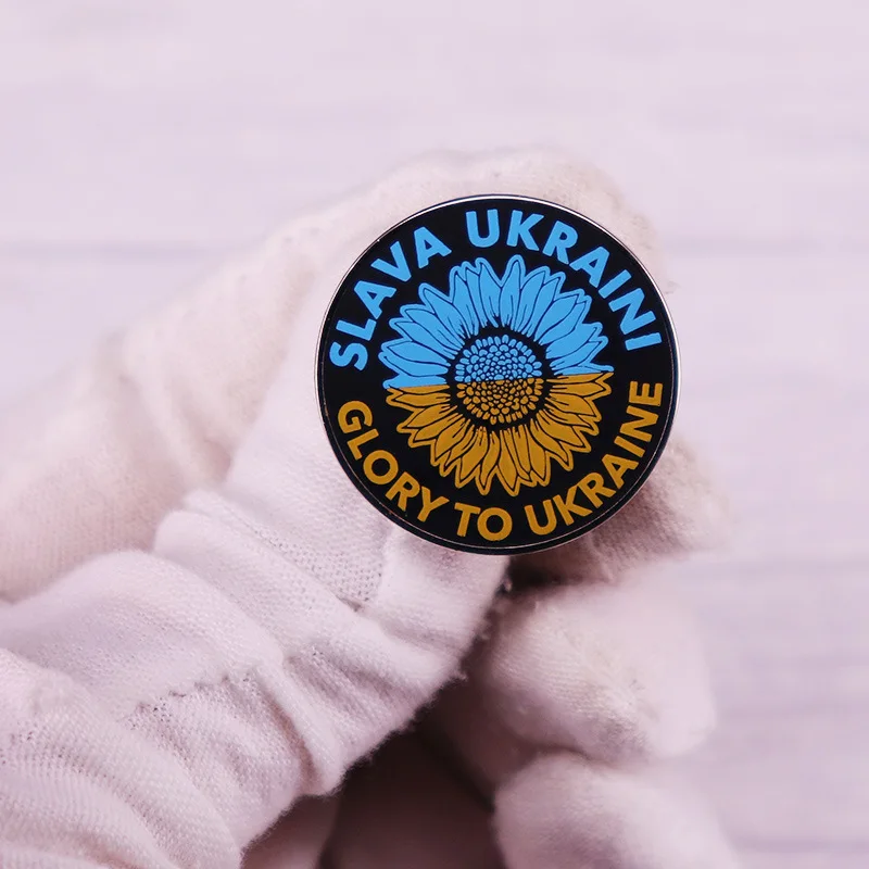 Брошь с эмалью в виде украинского подсолнуха