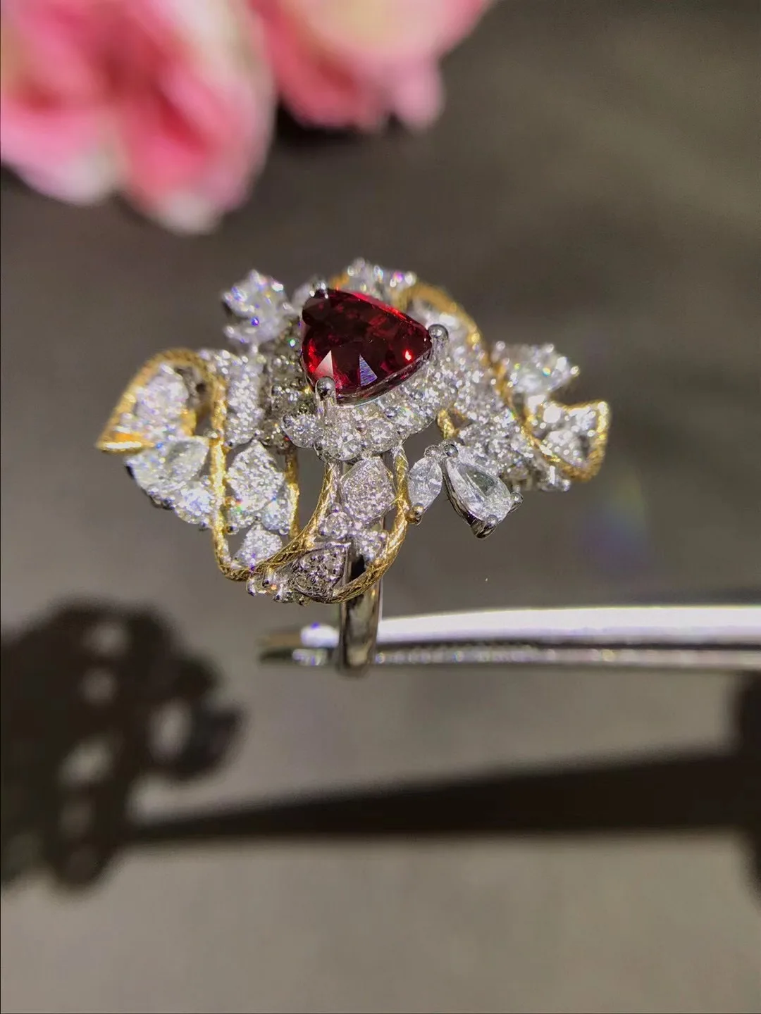 Кольцо женское из 18-каратного золота с натуральным рубином и бриллиантами