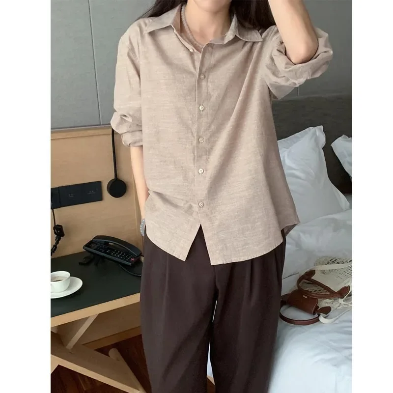 Элегантная полосатая однобортная рубашка свободного кроя с лацканами и длинными