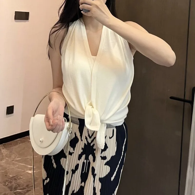 

Женский летний топ с V-образным вырезом