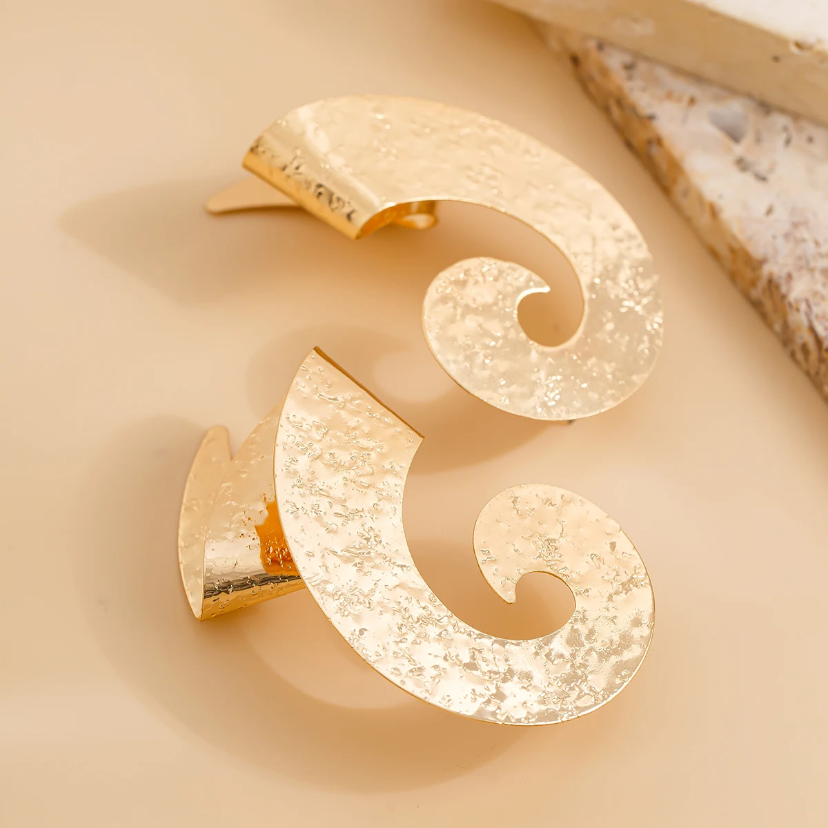 Женские серьги-гвоздики в форме буквы S из металла