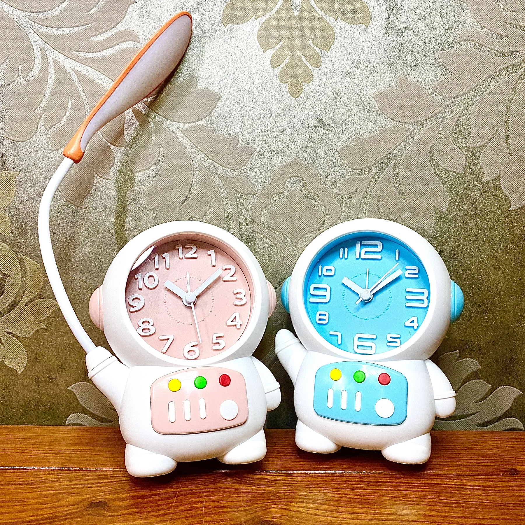 

INS Astronaut's Little Alarm Clock: Male and Female Wake up with LED Nightlight, Divine Tool, Astronaut Clock