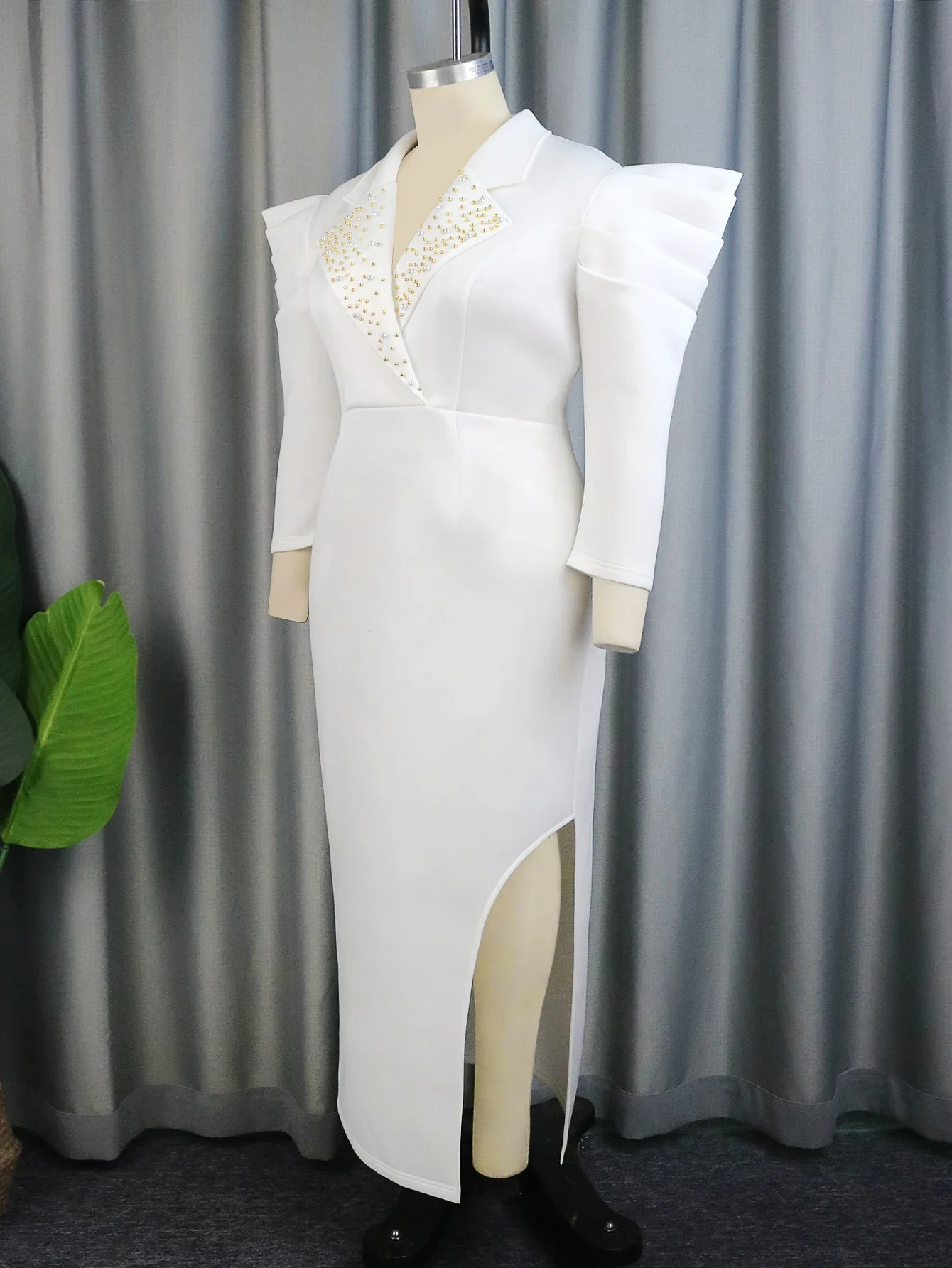 Женское облегающее платье с разрезом длинное коктейльное и буффами на рукавах