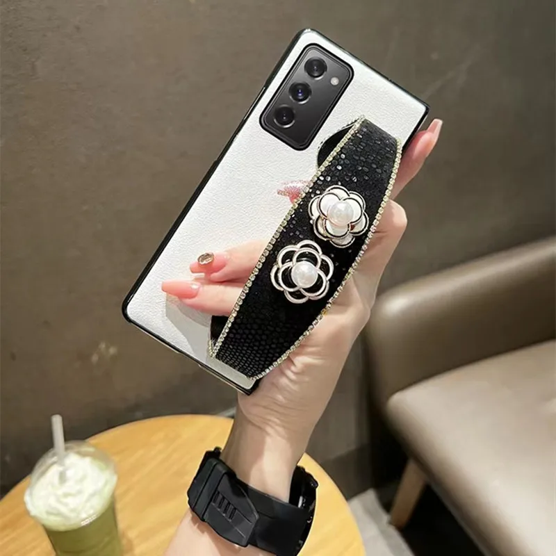 

Luxury Pearl Camellia Flower Wriststrap Bracket Phone Case For Samsung Galaxy Z Fold 4 Z Fold 3 Z Fold 2 5G Leather Shell Cover