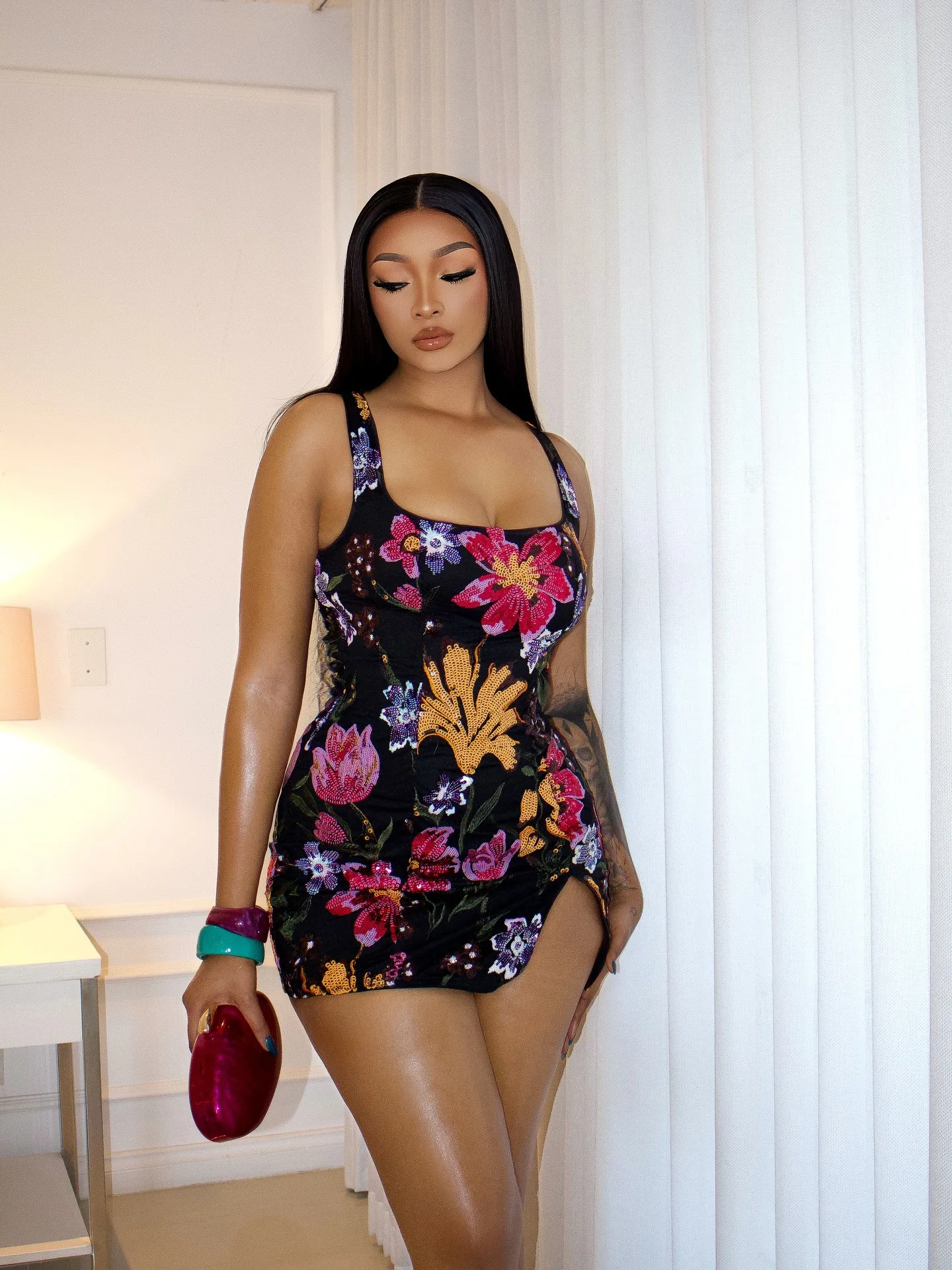 Фото Стильное женское мини-платье Bodycon с цветочным принтом 2026, без рукавов, с квадратным вырезом, с боковым разрезом, для клуба и летних вечеринок №1
