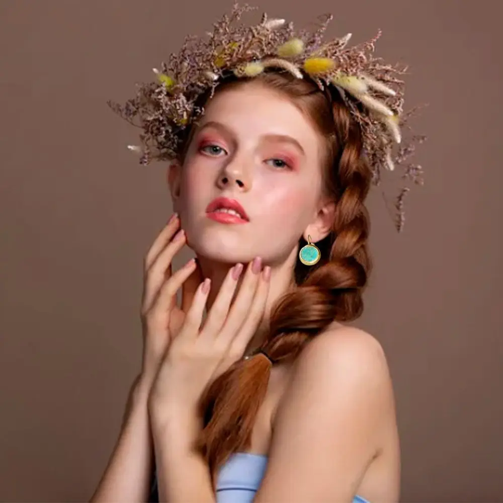 Минималистичные серьги-гвоздики с изумрудными драгоценными камнями из сплава