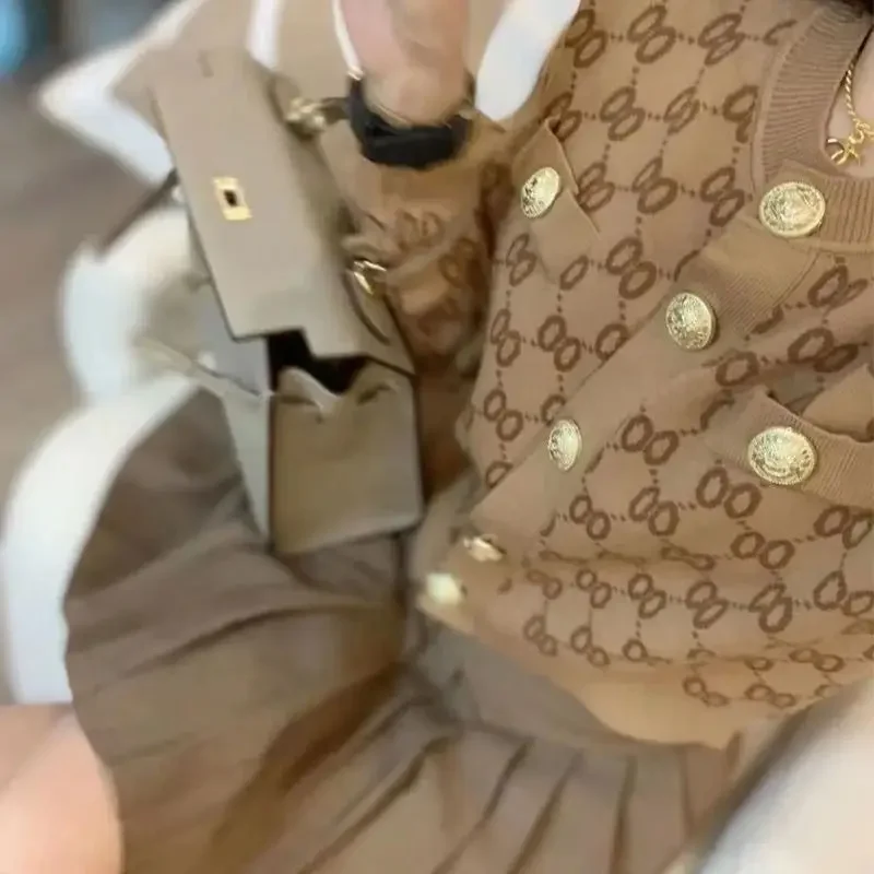 Женский трикотажный свитер с круглым вырезом длинным рукавом и пуговицами