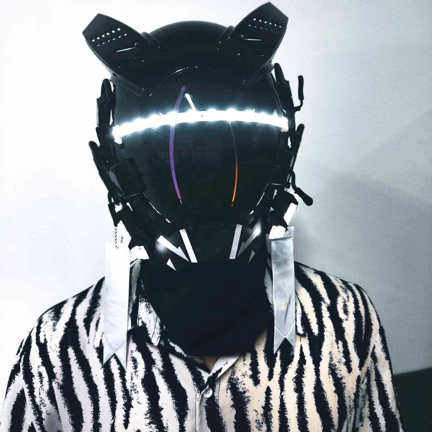 

Шлем-маска в стиле интернет-панк с белой лампой