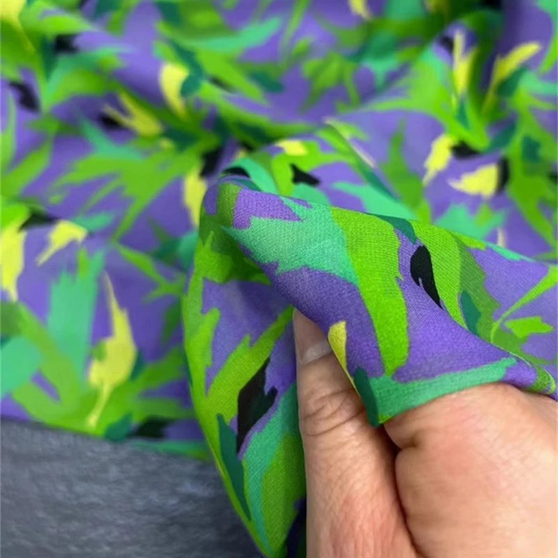 Французский бренд классический логотип фиолетовый фон зеленый маленький цветок