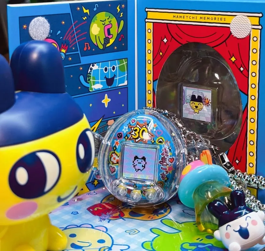Фото PB Bandai Tamagotchi Nano - Mametchi Memories к 30-летию (желтый / синий) - коллекционный декор для рабочего стола, подарок. №2
