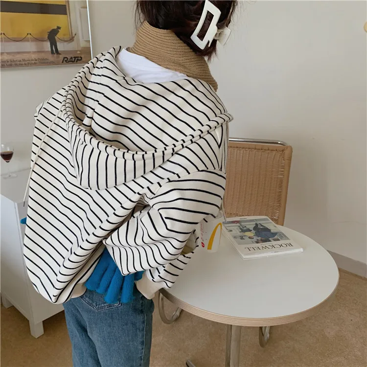 Рисунок 3 - Женские толстовки с капюшоном в