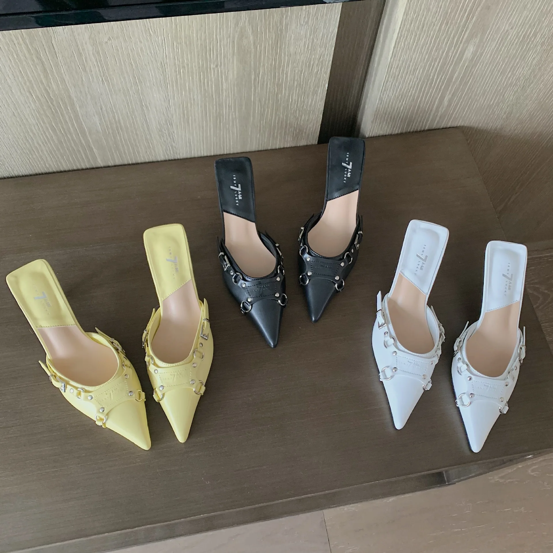 

Шлепанцы женские на каблуке, Роскошные туфли с острым носком, низким каблуком, с заклепками, роскошные дизайнерские модные базовые, из искус...