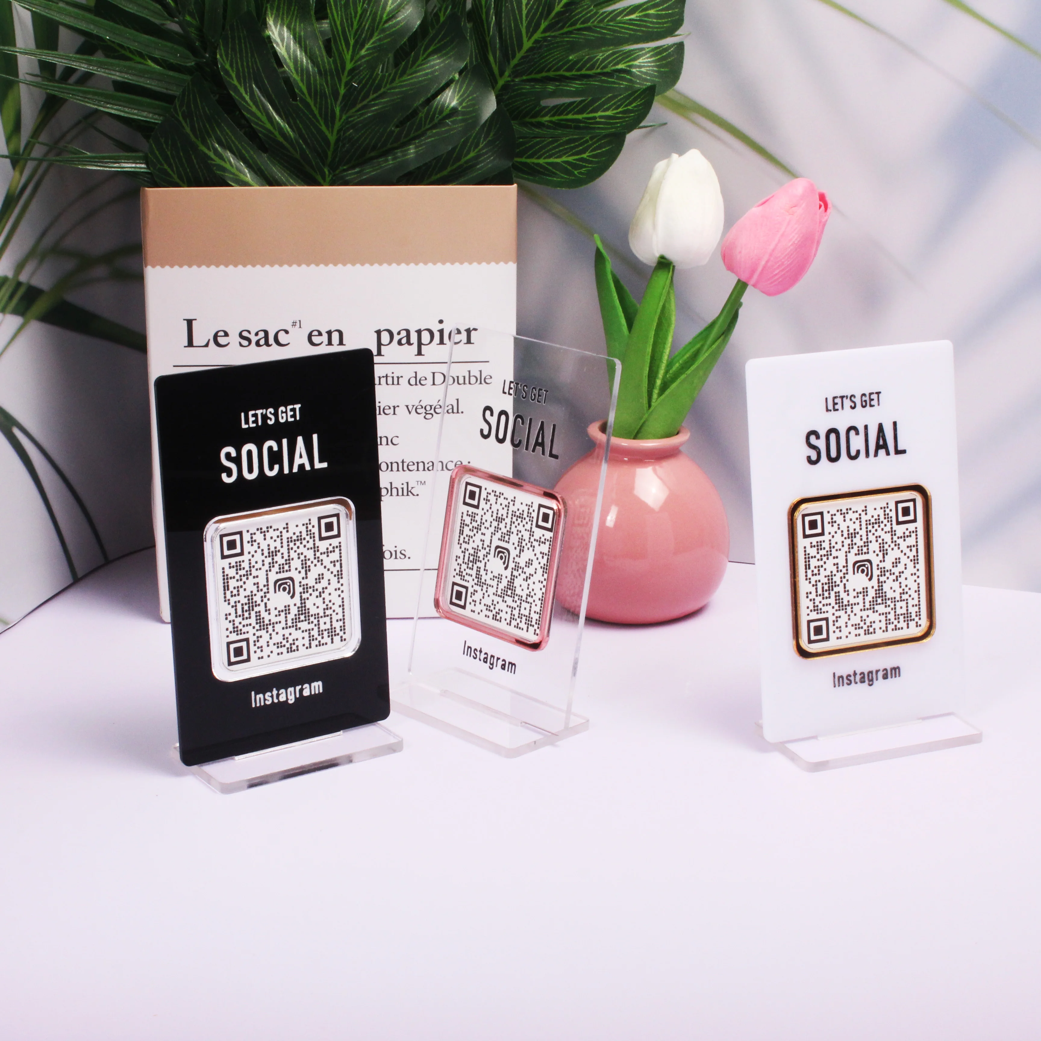 

Матовая табличка с QR-кодом для студии красоты