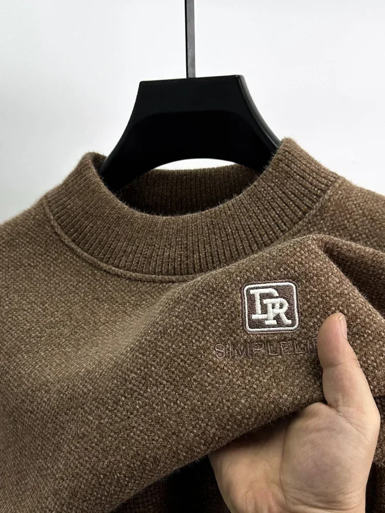 Мужской бархатный пуловер с круглым вырезом и вышивкой