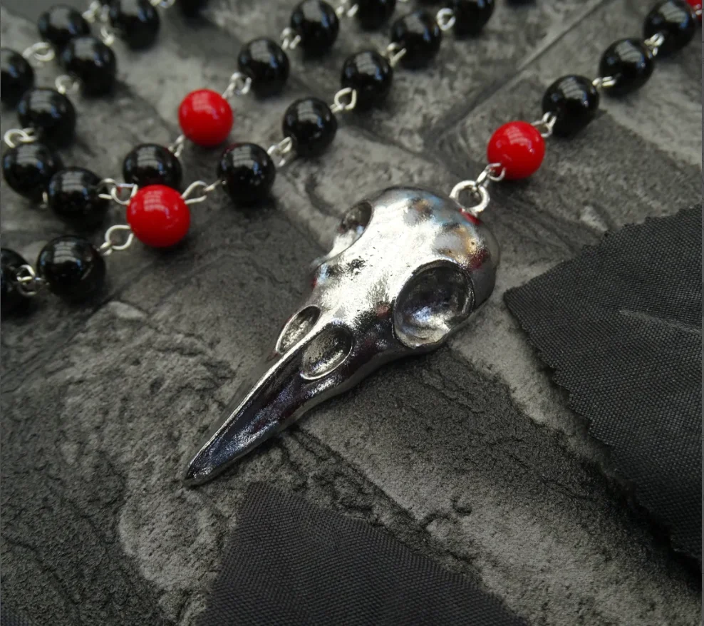Черно-красный Розарий с вороном черепом в античном серебре черное жемчужное