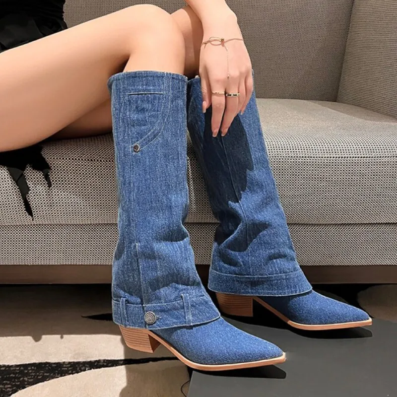 

Женские джинсовые сапоги до колена, с острым носком, на среднем каблуке