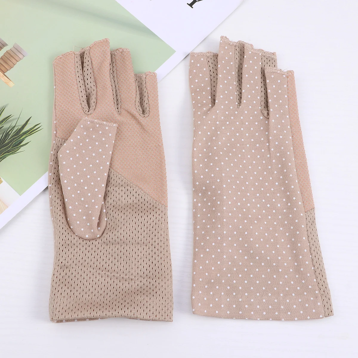 

1 Pair Outdoor Sunblock Half Finger Gloves Workout Mitten UV Protection Gloves for Cycling Climbing Riding (Khaki)