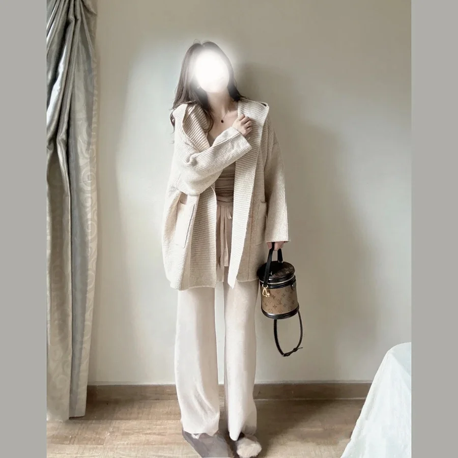 Свободный утолщенный кардиган средней длины с капюшоном и большим карманом