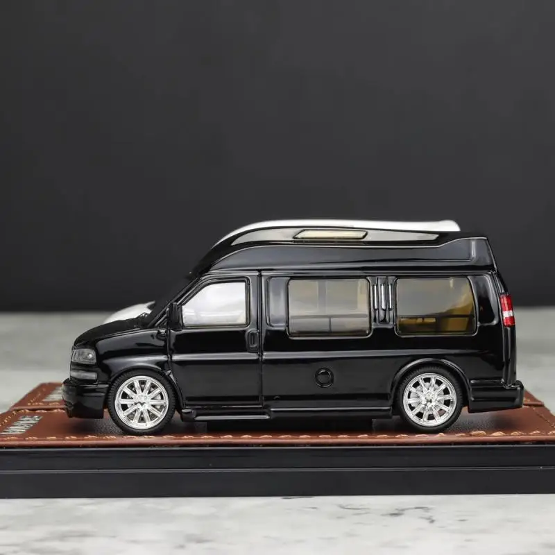 Модель автомобиля из сплава GOC 1:64 RV Savana Collection Display