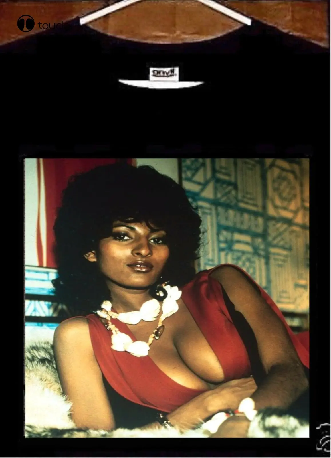 

Коричневая футболка с надписью «Pam Grier»